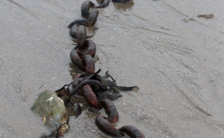 chains in sand